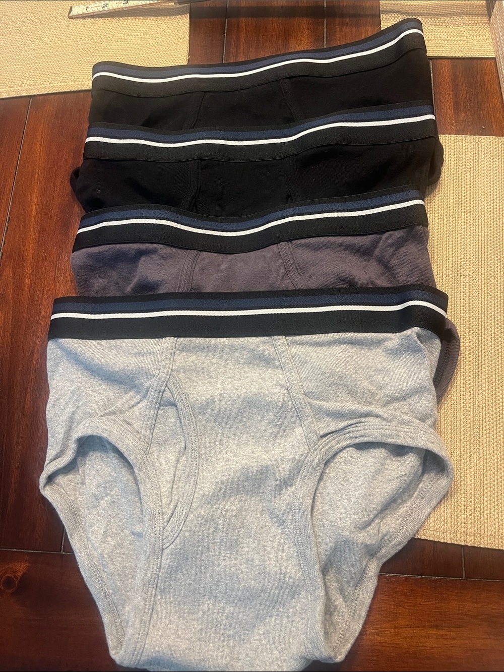 Amazon Essentials Men's Briefs - Black, Dark Gray & Light Gray (4 Pack) medium